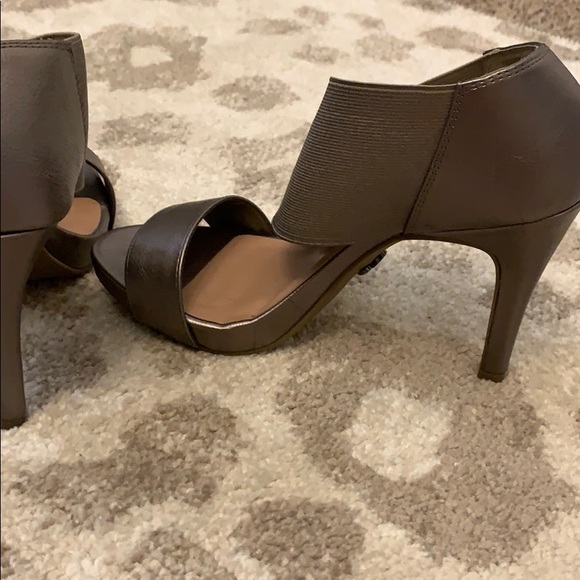 Vera Wang gold heels - Picture 3 of 5